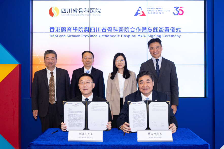 <p><strong>Mr Tony Choi Yuk-kwan </strong><span style="font-size:75%;"><strong>MH</strong></span>, Chief Executive of the HKSI&nbsp;(front row, right) and <strong>Mr Li Daopi</strong>, President of the Sichuan Province Orthopedic Hospital (front row, left) signed the MOU, under the witness of <strong>Mr Deng Zhengquan</strong>, Director-General of the Health Commission of Sichuan Province (back row, 2<sup>nd</sup> from left), <strong>Mr Fu Qihua</strong>, President of the Sichuan Provincial People's Hospital (back row, 1<sup>st</sup> from left), <strong>Miss Gloria Tse Yi-lam, </strong>Acting Principal Assistant Secretary for Culture, Sports and Tourism (Sports &amp; Recreation) (back row, 2<sup>nd</sup> from right) and <strong>Hon Vincent Cheng Wing-shun </strong><span style="font-size:75%;"><strong>BBS MH JP</strong></span>, Vice-Chairman of the HKSI (back row, 1<sup>st</sup> from right).</p>
